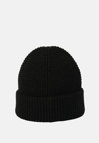 Berretto lavorato a maglia nero con un motivo testurizzato a coste e un risvolto. Il materiale sembra spesso e accogliente, progettato per offrire calore.