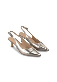 Scarpe slingback metalliche argento con punta affusolata, tacco basso a blocco e texture liscia e lucida. Chiusura con fibbia sul tallone.
