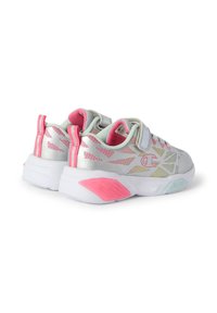 Sneakers leggeri con tomaia in rete argento, dettagli rosa e suola bianca testurizzata. Presentano una fascia in velcro e dettagli di design riflettenti.