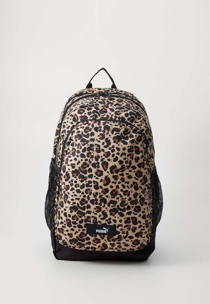 Rucksack mit Leopardenmuster, beigem Grundton, schwarzem Rand und seitlichen Netztaschen. Verfügt über zwei Reißverschlussfächer und einen oberen Tragegriff.