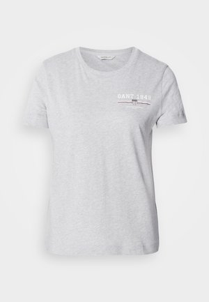 Hellgraues Baumwoll-T-Shirt mit Rundhalsausschnitt, kurzen Ärmeln und einem weißen und dunkelroten Aufdruck auf der linken Brustseite.