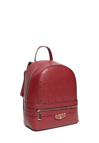 Czerwony skórzany plecak z wytłoczonym wzorem, zaokrąglonym wierzchem i przednią kieszenią na zamek. Posiada złote okucia i uchwyt u góry.