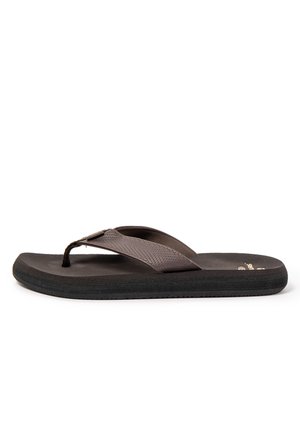 Sandalia tipo flip-flop para hombre en marrón oscuro con tiras de tela texturizada y suela de espuma negra, mostrada de perfil sobre fondo blanco.