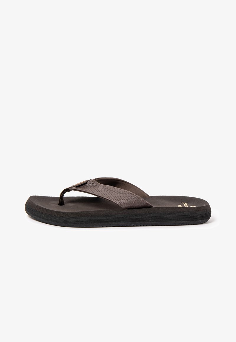 Sandalia tipo flip-flop para hombre en marrón oscuro con tiras de tela texturizada y suela de espuma negra, mostrada de perfil sobre fondo blanco.