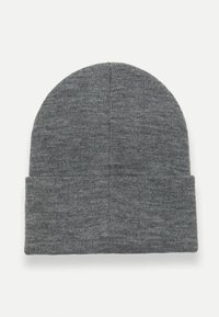 Szürke kötött sapka, hajtókával, texturált felülettel és varrás nélküli kialakítással, amely alkalmas hűvös időjárásra.