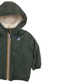 Giacca a vento verde oliva per bambini con foderatura in sherpa e zip multicolore, caratterizzata dal logo K-Way sul petto.