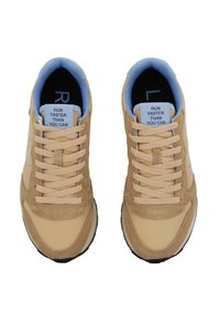 Sneakers atletici beige con tomaia sintetica, punta arrotondata e lacci piatti. Dettagli in azzurro chiaro sul colletto e sulla linguetta con testo stampato all'interno.