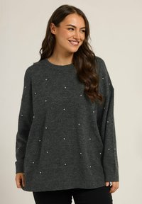 Maglione grigio lavorato a maglia realizzato in tessuto morbido, con decorazioni di perle finte sparse, collo rotondo, maniche lunghe e un fit rilassato.