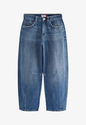 Heled sinise denimist teksased on kõrge vöökoha, laia sääre ja diskreetse kulumisega, viie tasku ja nööbiga sulgemisega.