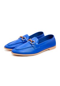 Modré kožené loafers s elegantním designem, zdobené kovovou sponou a světle hnědou gumovou podrážkou. Hladký povrch, špičatá špička.