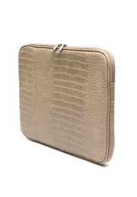 Beige laptop sleeve med krokodilleprægning, der har en tekstureret overflade og to sølvfarvede lynlåse. Slank, rektangulær form med afrundede hjørner.