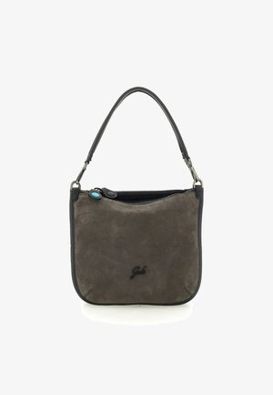 Borsa a spalla in suede grigia con rifiniture nere e chiusura a zip. Presenta un bottone decorativo turchese e un logo impresso sul davanti.