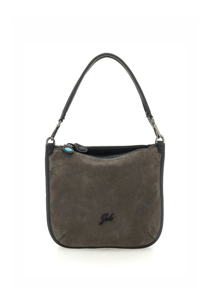 Borsa a spalla in suede grigia con rifiniture nere e chiusura a zip. Presenta un bottone decorativo turchese e un logo impresso sul davanti.