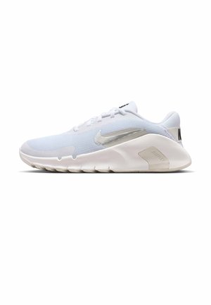 Λευκό παπούτσι για τρέξιμο Nike Flex με υφασμάτινο επάνω μέρος, ευέλικτη σόλα και ασημί λογότυπο Nike στο πλάι, πάνω σε λευκό φόντο.