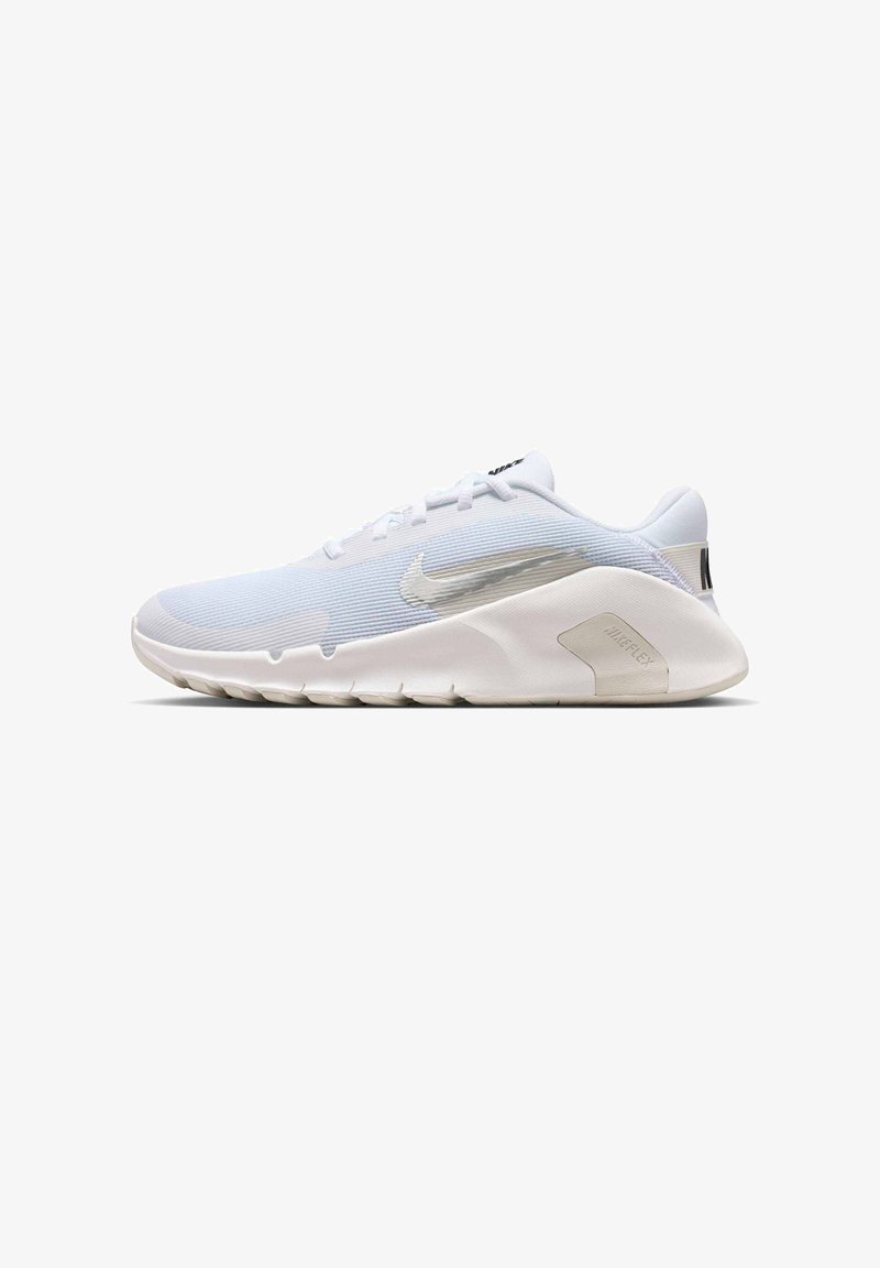 Λευκό παπούτσι για τρέξιμο Nike Flex με υφασμάτινο επάνω μέρος, ευέλικτη σόλα και ασημί λογότυπο Nike στο πλάι, πάνω σε λευκό φόντο.