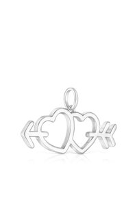 Colgante de plata que presenta dos corazones entrelazados con una flecha, textura suave, diseño abierto y un lazo ajustable para su fijación.