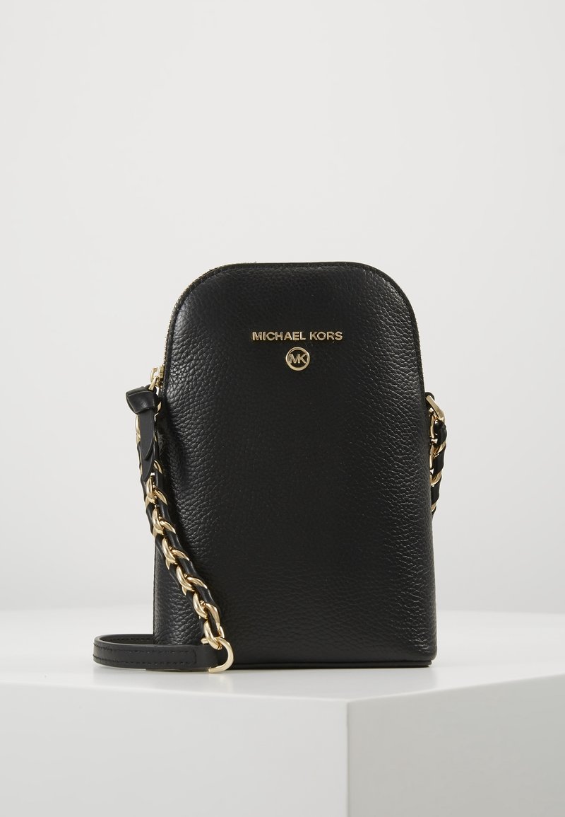 Borsa a tracolla in pelle nera con finitura testurizzata, hardware dorato e tracolla a catena. Presenta una cerniera superiore e un logo brandizzato sul davanti.
