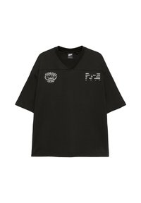T-shirt noir à manches courtes en col V avec un texte graphique blanc et un logo circulaire sur la poitrine.
