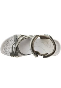Ljusgrå sandal med olivgröna och metalliska flätade remmar, justerbart vriststängning och texturerad sula med ett blommönster.