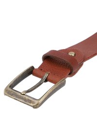 Brauner Lederriemen mit strukturierter Oberfläche, ausgestattet mit einer antiken Messing-Schnalle und einem passenden Gürtelhalter, der mit einem Messingstift befestigt ist.