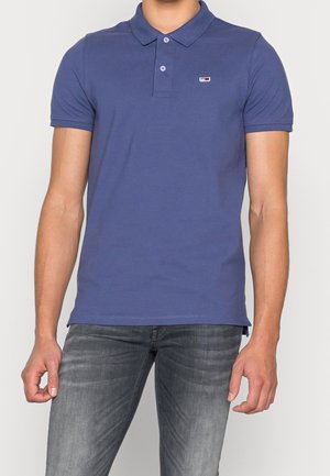 Mørkeblå polo skjorte lavet af bomuld, med klassisk krave, korte ærmer og en lille logo lap på brystet. Glat tekstur.