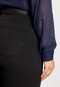 ONLY Carmakoma CARHIRIS  PUSH UP - Ļoti pieguloši džinsi - washed black