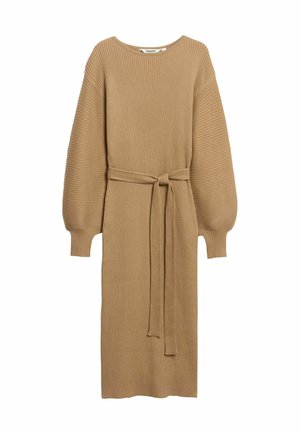 Sukienka dzianinowa w kolorze karmelowym o żebrowanej fakturze, z długimi balonowymi rękawami i odpinanym paskiem wiązanym w talii, o długości do kolan z prostym krojem.