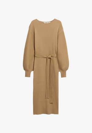 Strickkleid in Kamelhaarfarbe mit gerippter Textur, langen Ballonärmeln und einem abnehmbaren Bindegürtel in der Taille, knielang mit geradem Schnitt.