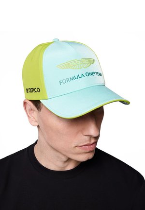 Czapka zespołu Aston Martin Formuły 1 w jasnoniebieskim i neonowozielonym kolorze. Posiada haftowane logo, regulowany pasek i zakrzywiony daszek.