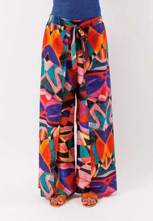 Pantaloni a gamba larga con un motivo astratto colorato in rosso, arancione, viola e verde; presentano una vita legata e un tessuto leggero.