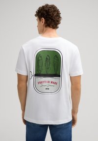 Weißes T-Shirt mit einem grünen Vintage-Dosenmotiv, das drei Fische zeigt, dem Text "FRUTTI DI MARE" und einer schwarzen Umrandung. Lässiger Schnitt mit kurzen Ärmeln.