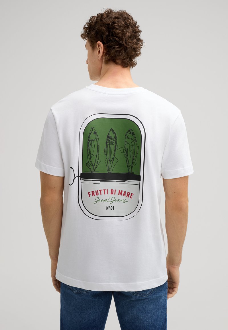 Weißes T-Shirt mit einem grünen Vintage-Dosenmotiv, das drei Fische zeigt, dem Text "FRUTTI DI MARE" und einer schwarzen Umrandung. Lässiger Schnitt mit kurzen Ärmeln.