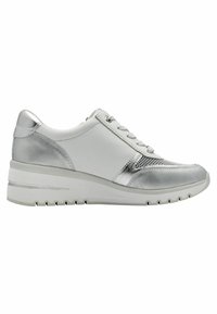 Scarpe da ginnastica bianche con accenti metallici argentati, materiali in pelle liscia e mesh, punta arrotondata e suola a zeppa per un'altezza aggiuntiva.