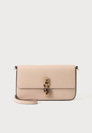 Sac bandoulière rectangulaire beige avec un fermoir vertical à motif et une fine sangle assortie sur fond clair.