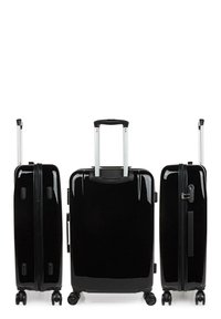 Maleta rígida negra con un acabado brillante. Presenta un mango telescópico, cuatro ruedas y un candado de combinación. Incluye dos vistas laterales.