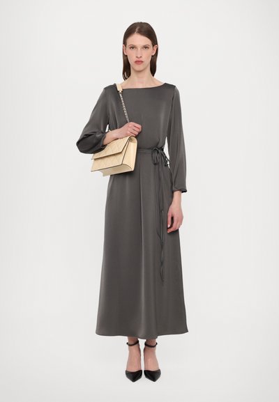 Langes graues Satin-Kleid mit quadratischer Ausschnitt und tailliertem Bund, kombiniert mit einer gesteppten beigen Handtasche und schwarzen spitzen Absatzschuhen.
