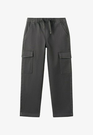 Ciemnoszare spodnie typu cargo z elastycznym pasem, sznurkiem do wiązania, bocznymi kieszeniami na klapę i prostymi nogawkami na białym tle.