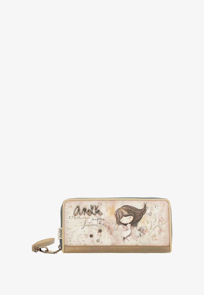 Cartera de cuero sintético con un diseño beige claro que presenta una ilustración de una chica, detalles en plata y cierre de cremallera. Dimensiones aproximadamente 20x10 cm.