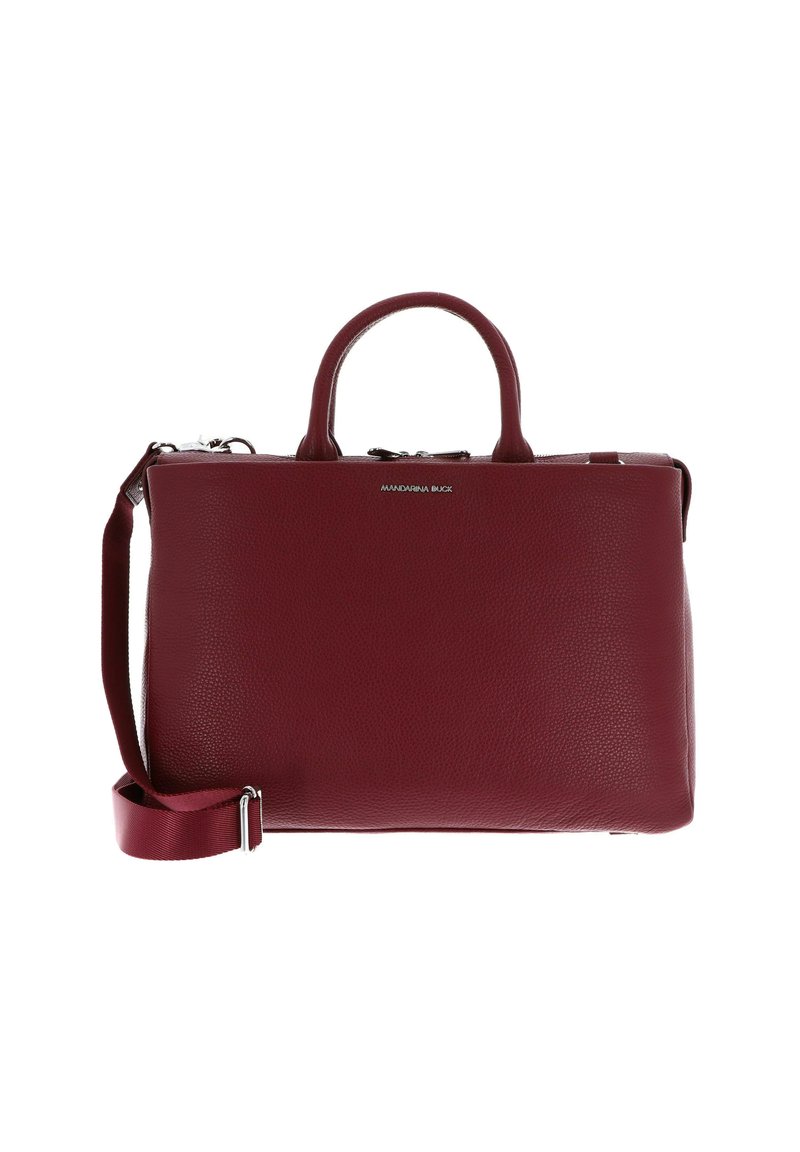 Sac à main en cuir bordeaux avec deux poignées supérieures et une bandoulière amovible, présentant une finition texturée et un accent logo en argent.