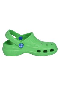 Groene plastic klompen met een open achterkant, een getextureerde bovenkant, ventilatiegaten aan de zijkant en een blauwe knopaccent.