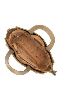 Borsa beige con finitura liscia, chiusura superiore a zip e due manici robusti. L'interno foderato presenta un motivo a logo ripetuto e molteplici tasche.