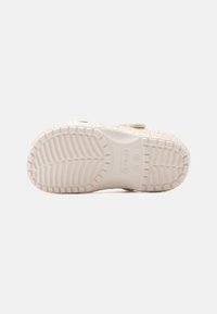 Λευκή σόλα παπουτσιού με υφασμένα σχέδια, με ομαλό, στρογγυλεμένο σχήμα. Περιλαμβάνει σήμανση και λουράκι για ασφαλές δέσιμο.