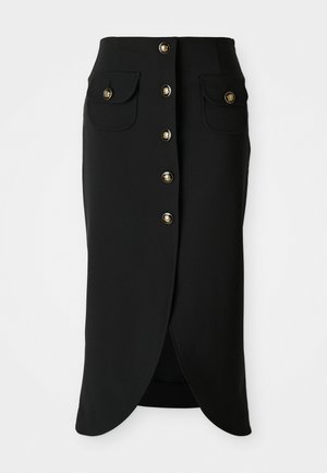 Zwarte knie-lange rok van soepel materiaal, voorzien van een voorste knopen sluiting, twee zijzakken en een hoge split aan de achterkant. Accenten met gouden knopen.