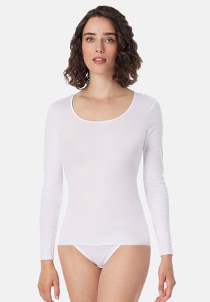 Langarmige witte top van lichtgewicht stof, met een ronde hals en een gladde textuur. Weinig naden en een nauwsluitende snit.