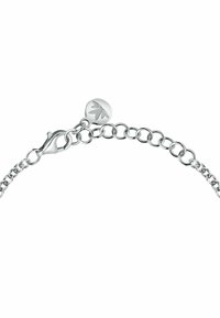 Bracciale in argento con chiusura a moschettone e un charm rotondo con design inciso a forma di foglia, che presenta una finitura liscia e lucida.