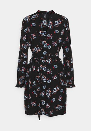 Czarna sukienka w kwiaty z kołnierzykiem, długimi rękawami, wcięciem w talii z paskiem oraz wielokolorowymi wzorami kwiatowymi na całej powierzchni.