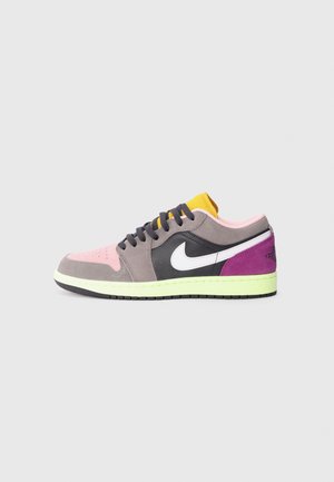 Jordan AIR JORDAN 1 LOW SE - Baskets basses - oil grey/white/cave stone/arctic punch viotech