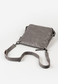 Graue Leder-Umhängetasche mit glatter Textur, verstellbarem Riemen und Reißverschluss. Sie zeichnet sich durch ein minimalistisches Design und subtile Hardware-Details aus.