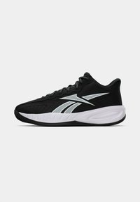 Zapatillas deportivas negras con parte superior de malla lisa, logo en color blanco y suela gruesa en blanco y negro. Diseño minimalista.