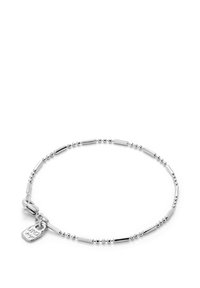 Pulsera de plata con cuentas cilíndricas y esféricas, que cuenta con un cierre de langosta y una pequeña etiqueta. Textura suave, diseño minimalista.